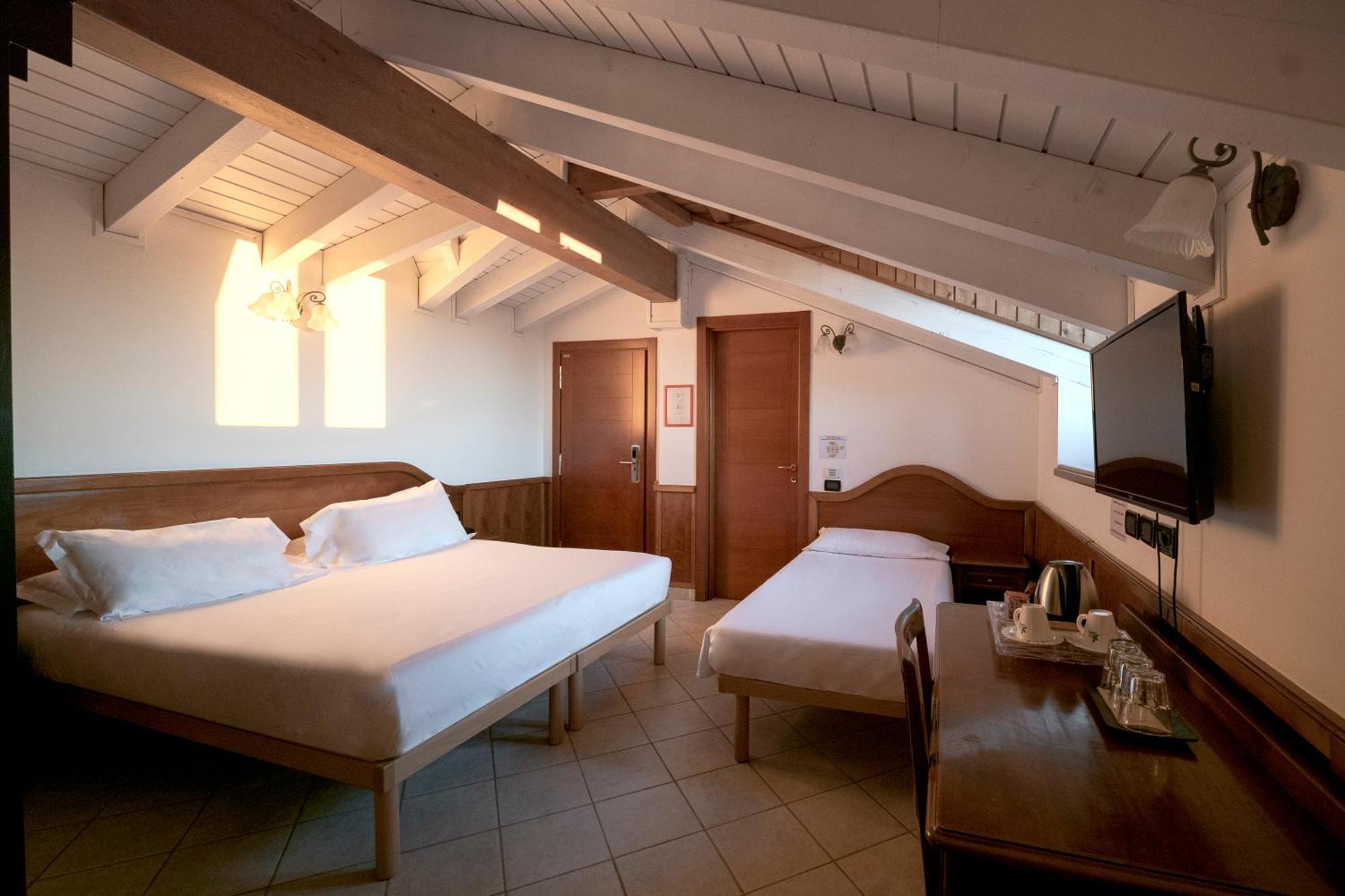 Hotel Ungheria Varese 1946 Ngoại thất bức ảnh