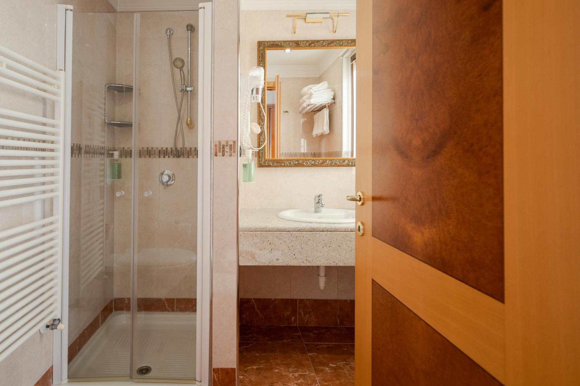 Hotel Ungheria Varese 1946 Ngoại thất bức ảnh